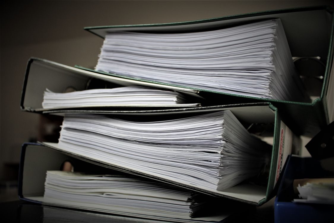 Dosare penale și documente într-un cabinet de avocatură